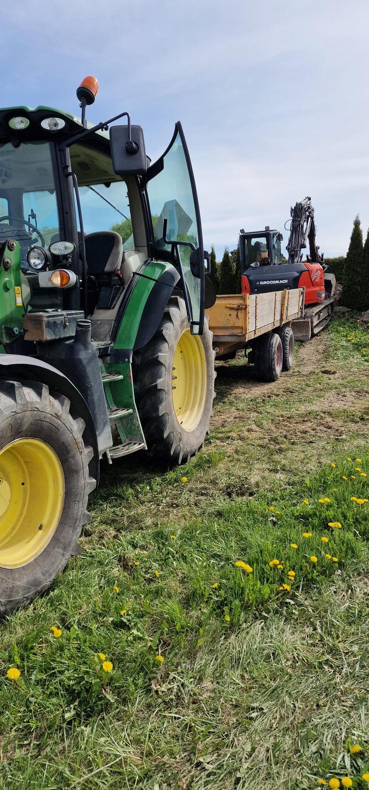 Traktor och grävmaskin