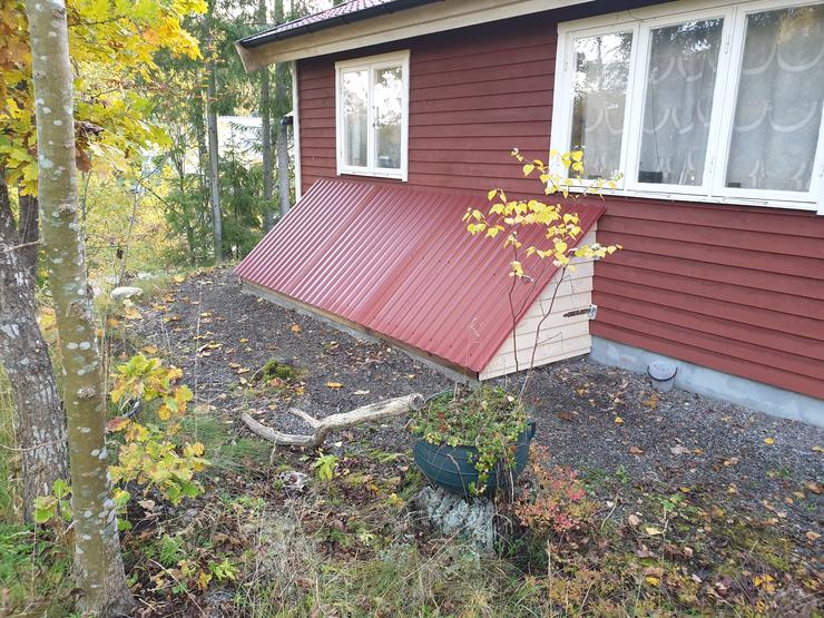 Skärmtak över källardörr